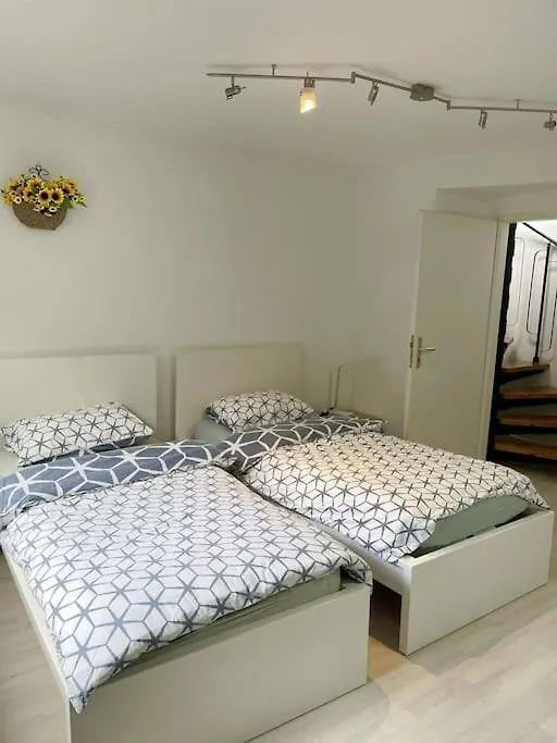 Near Messe And Airport, 2-Bedroom Duplex Apartment With Kitchen And Garden 杜塞尔多夫